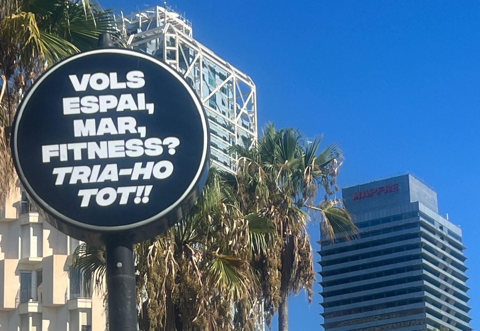 Totem de Bicing brandeado para la campaña. El mensaje dice "Vols espai, mar, fitness? Tria-ho tot!!"