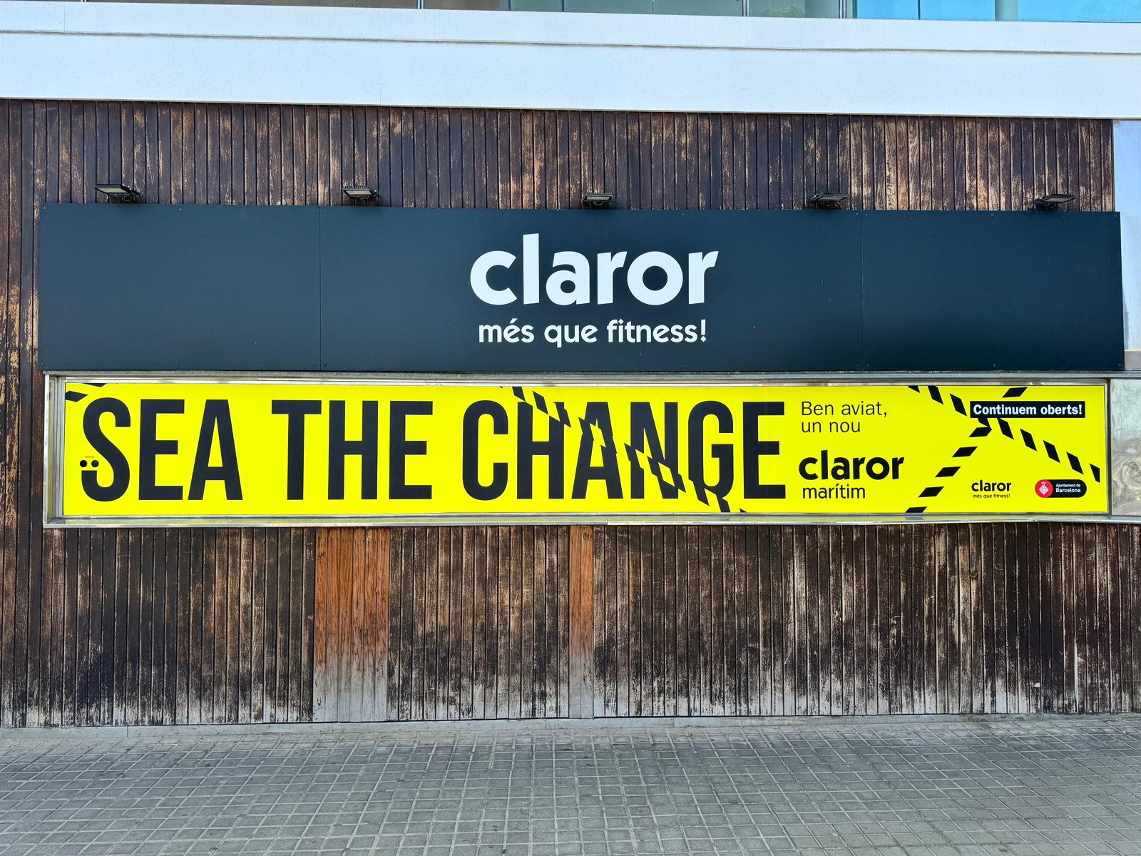Ventana frontal del antiguo Marítim con el vinilado de la campaña teaser de la reforma