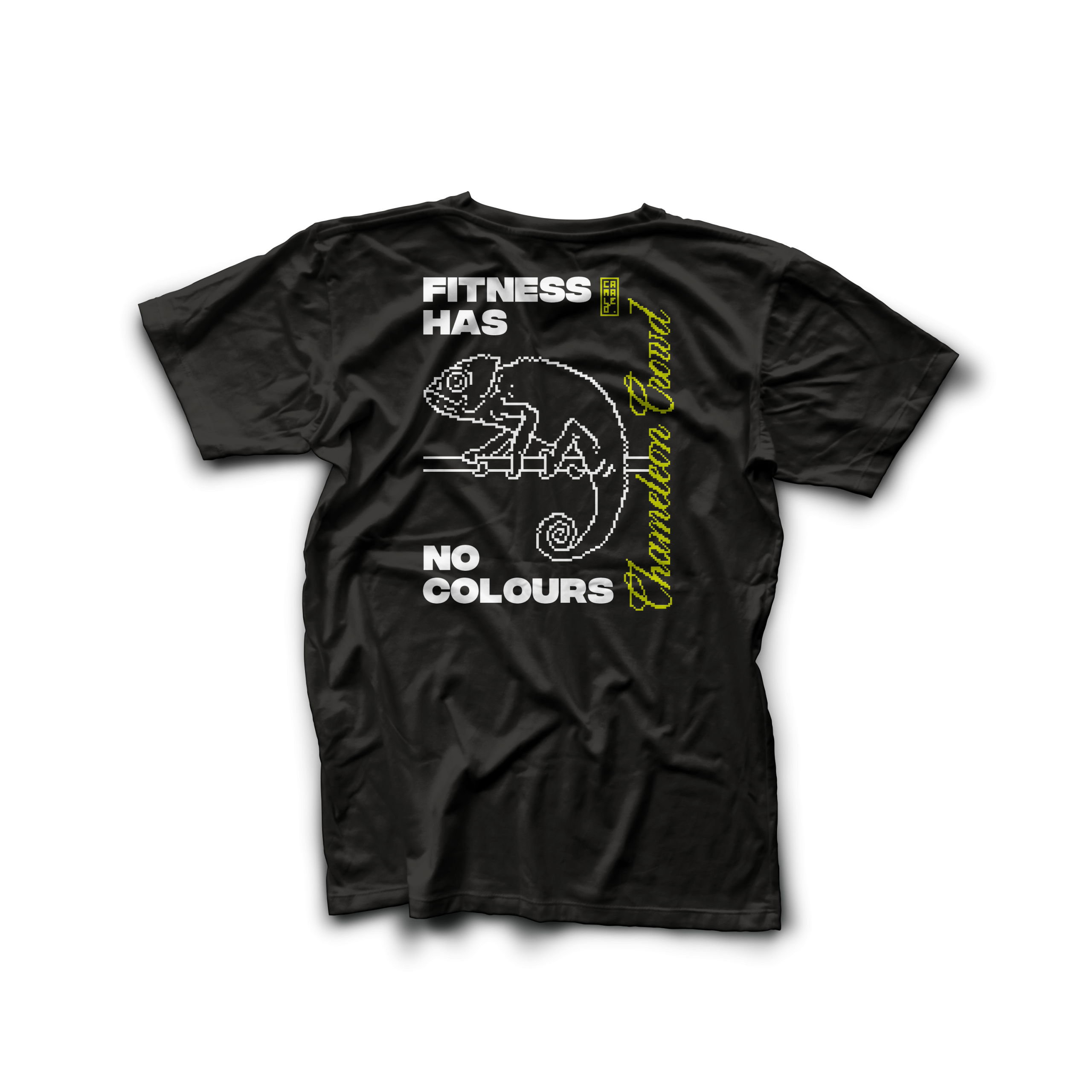Parte trasera de una camiseta negra en la qu se ve un camaleón andando por una rama al estilo pixel art. Hay dos frases: "Fitness has no colours" y "Chameleon crowd"