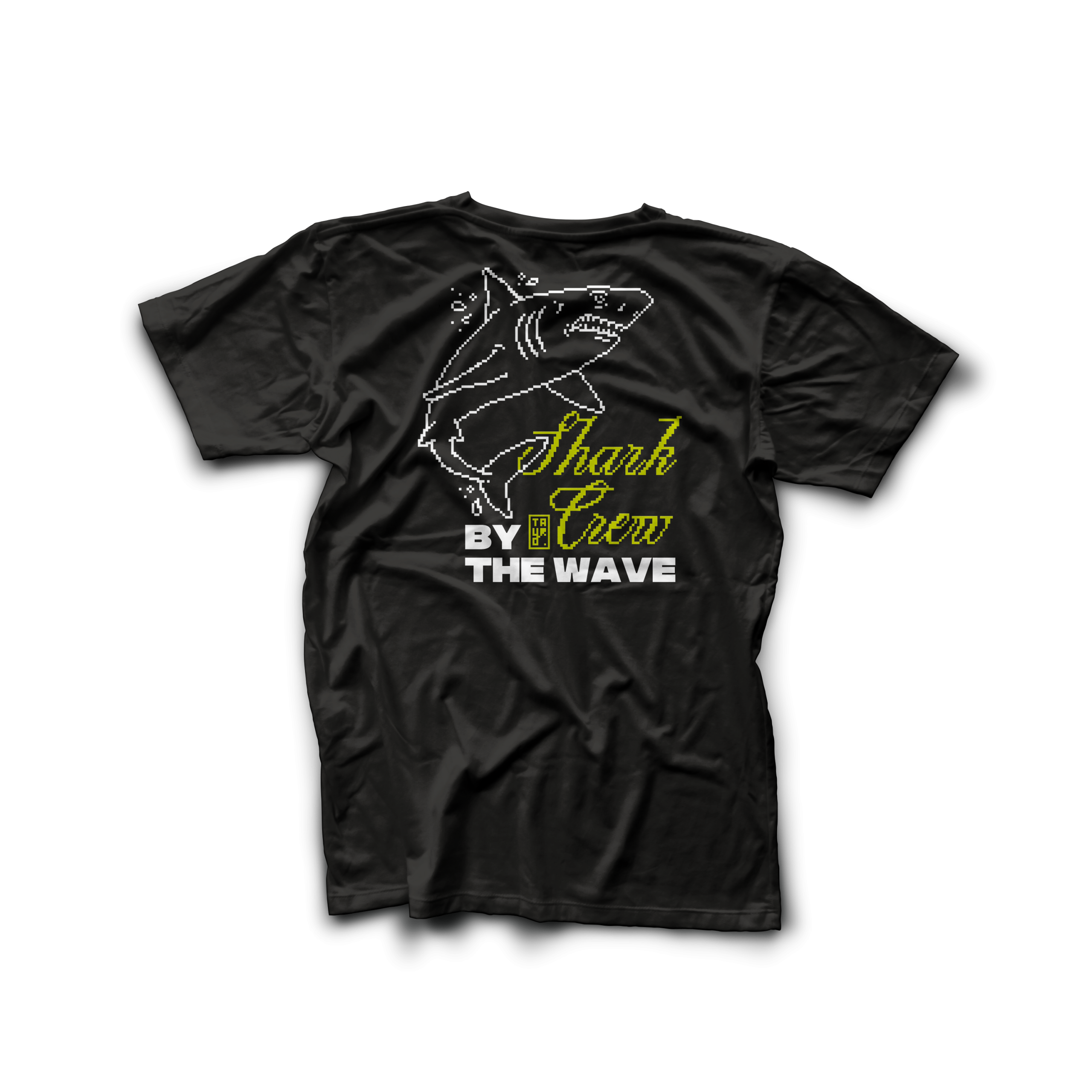 Camiseta negra con un tiburón dibujado al estilo pixel-art y con el texto "Shark crew" y "By the wave"